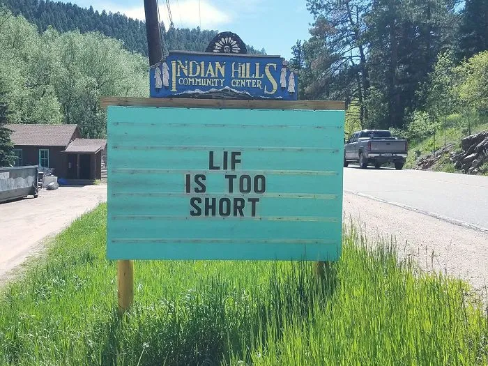 Someone In Colorado Is Putting The Funniest Signs, And The Puns Are Priceless (50 Pics)