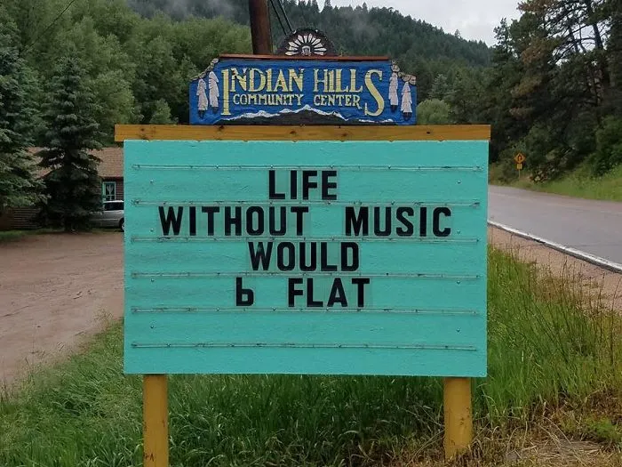 Someone In Colorado Is Putting The Funniest Signs, And The Puns Are Priceless (50 Pics)