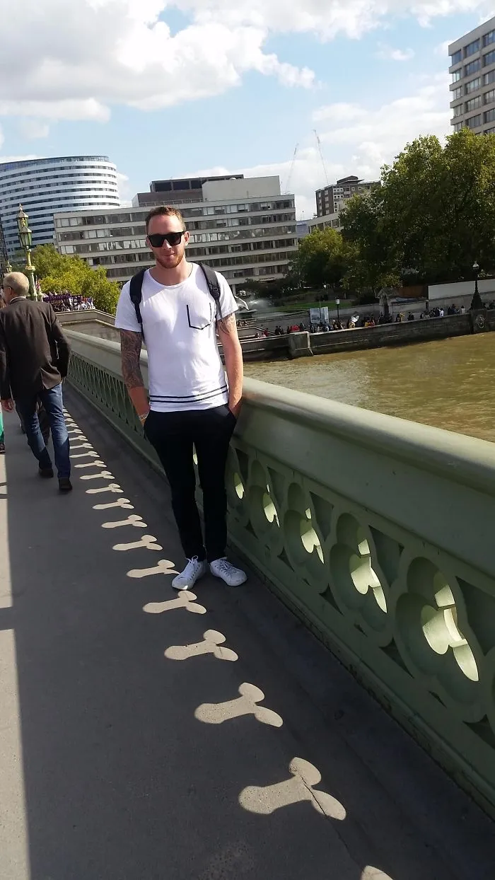En esos momentos, mi novia no sabía por qué quería haceme la foto a este lado del puente