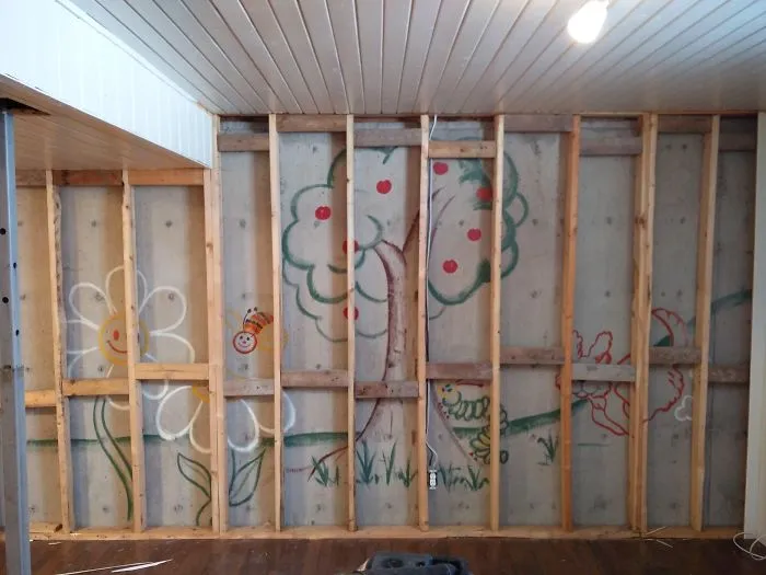 Echamos la pared abajo para hacer renovaciones y encontramos este mural en otra pared tras la 1ª