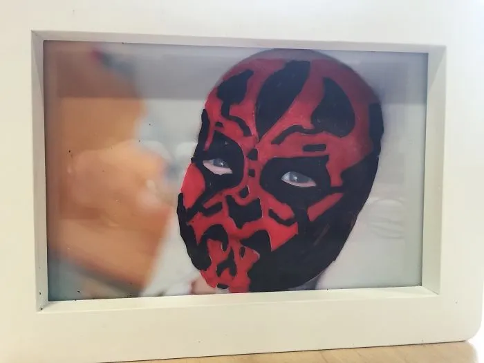 Mis compañeros han pintado la foto de mi hija con marcadores de colores