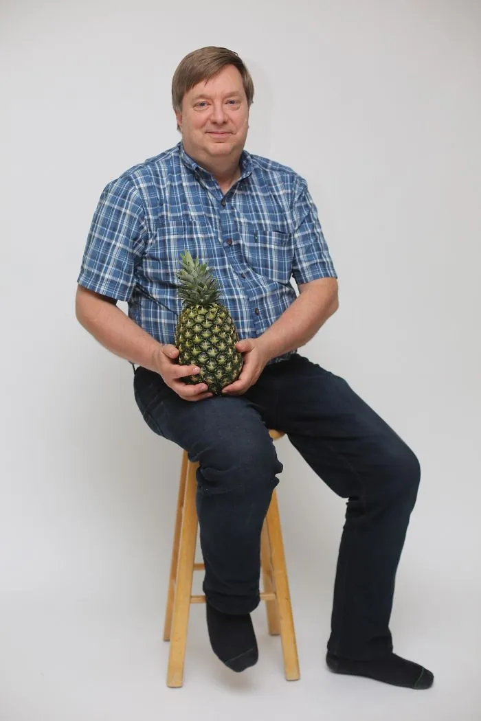 Mi padre llevaba intentando cultivar piñas todo un año, aquí está superorgulloso
