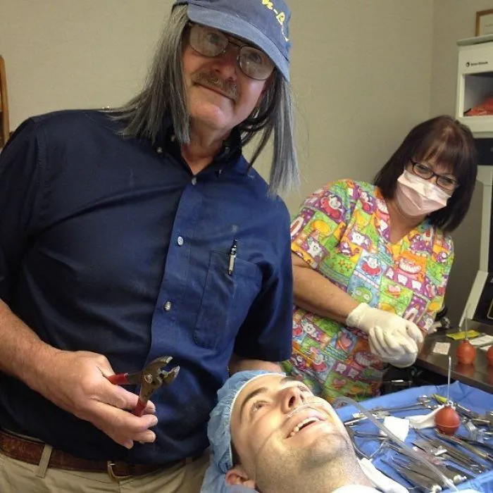 A mi compañero le quitaron las muelas del juicio y el doctor le dijo que harían una foto divertida mientras estaba anestesiado