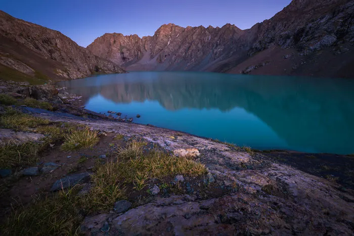 El lago Ala-Kul, a una altitud cercana a los 4000 metros, se refleja en sus aguas turquesas