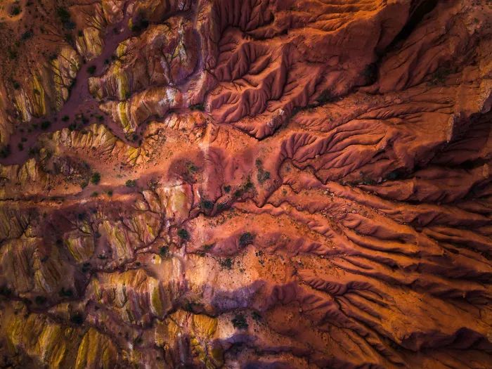 Una vista desde arriba de los patrones del cañón de Skazka