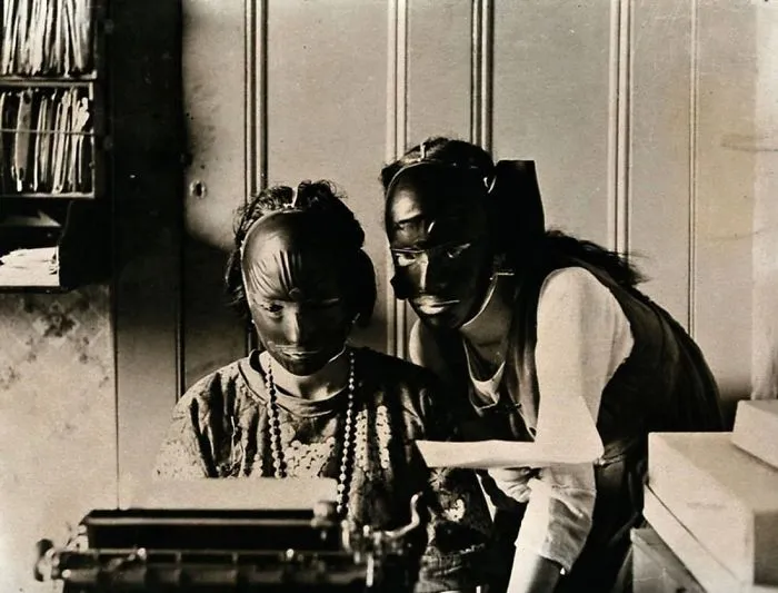 Mascarillas de goma para librarse de las arrugas, años 20
