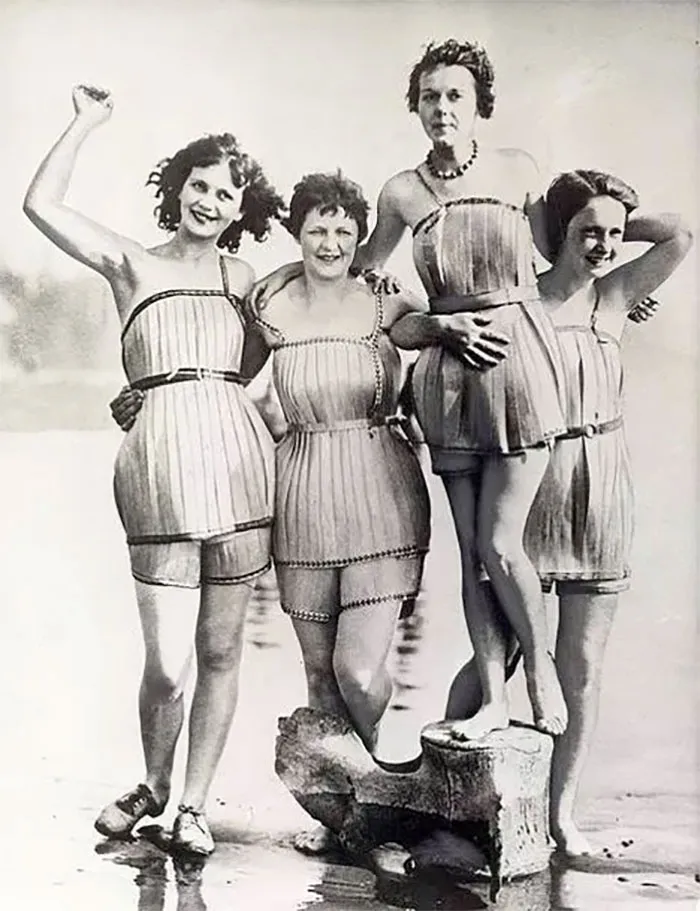 Trajes de baño de madera, 1929