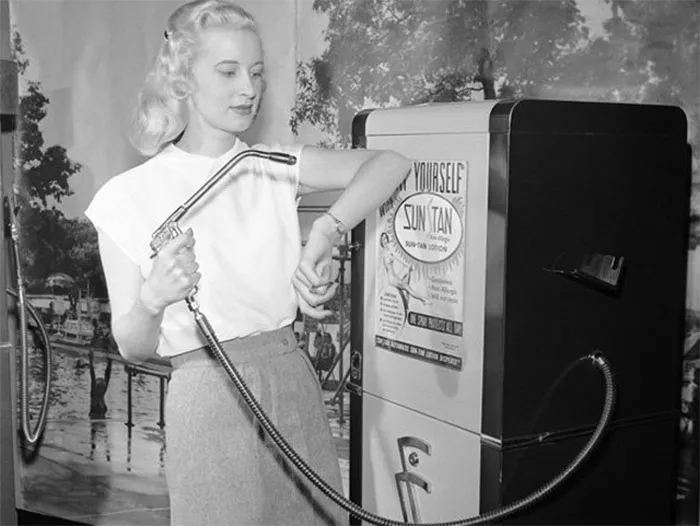 Mujer usando una máquina de bronceador