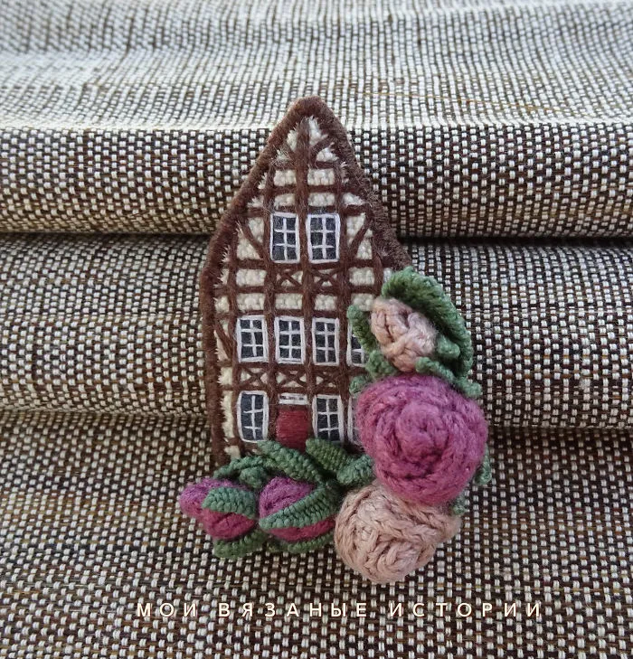 Cosy Crocheted Houses And Streets In Brooches