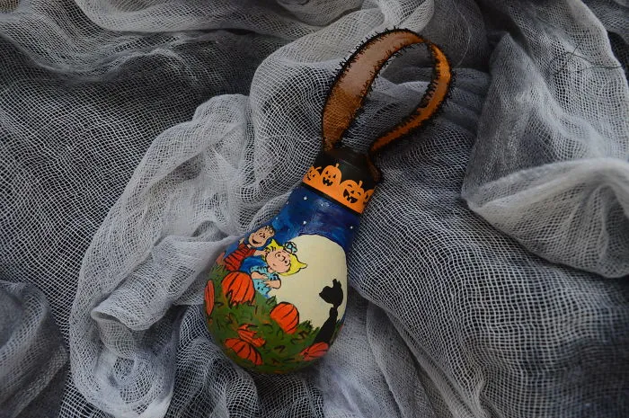 I Salvage Burnt Out Light Bulbs And Transform Them Into Hand-Painted Holiday Ornaments