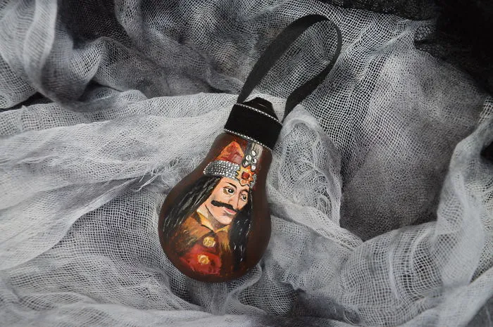 I Salvage Burnt Out Light Bulbs And Transform Them Into Hand-Painted Holiday Ornaments