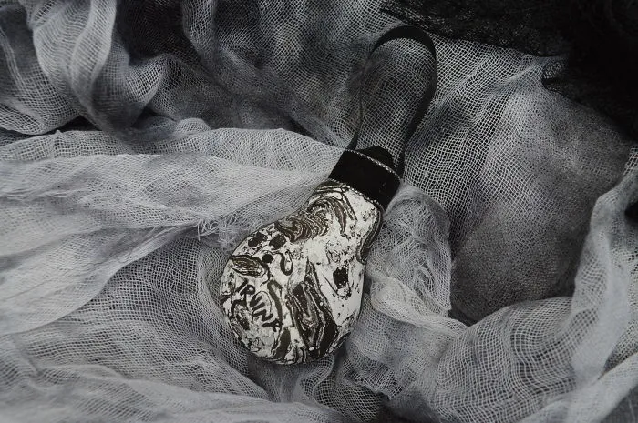 I Salvage Burnt Out Light Bulbs And Transform Them Into Hand-Painted Holiday Ornaments