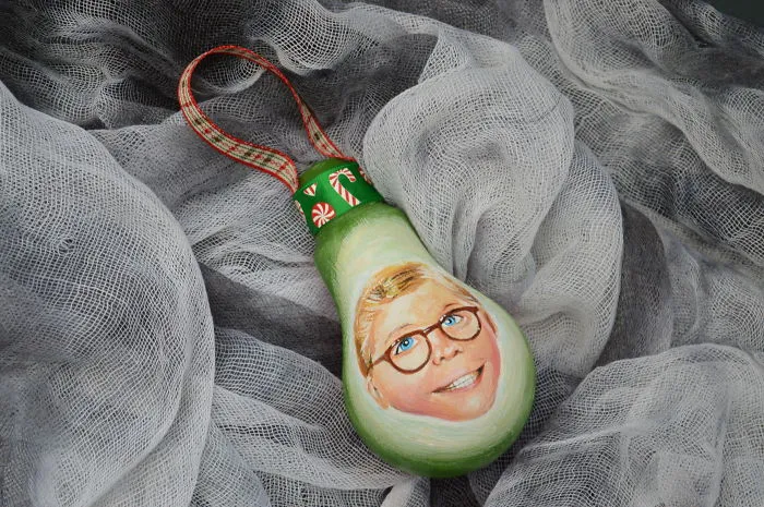 I Salvage Burnt Out Light Bulbs And Transform Them Into Hand-Painted Holiday Ornaments