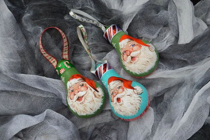 I Salvage Burnt Out Light Bulbs And Transform Them Into Hand-Painted Holiday Ornaments