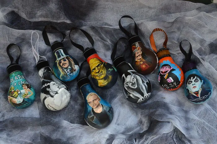 I Salvage Burnt Out Light Bulbs And Transform Them Into Hand-Painted Holiday Ornaments