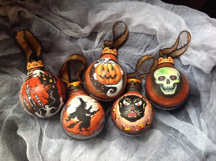 I Salvage Burnt Out Light Bulbs And Transform Them Into Hand-Painted Holiday Ornaments