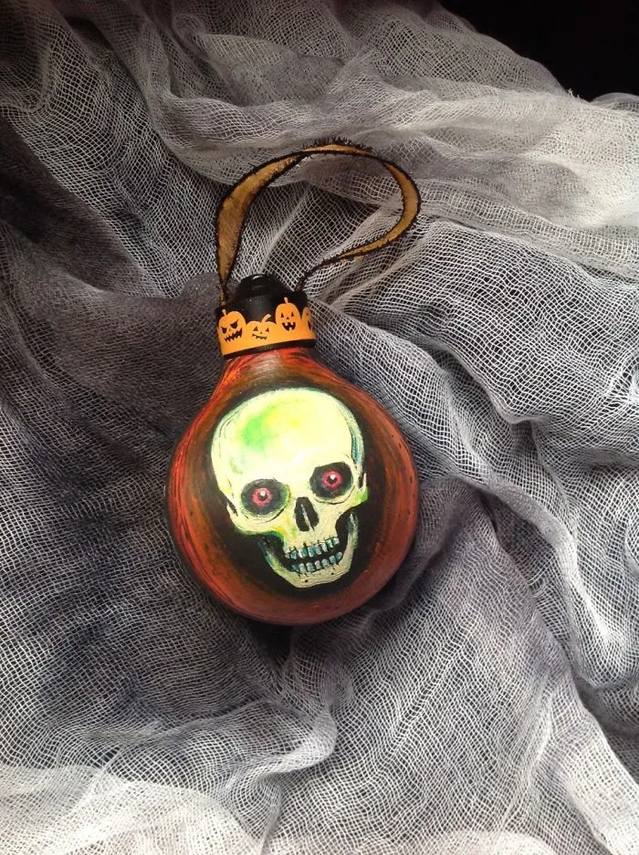 I Salvage Burnt Out Light Bulbs And Transform Them Into Hand-Painted Holiday Ornaments