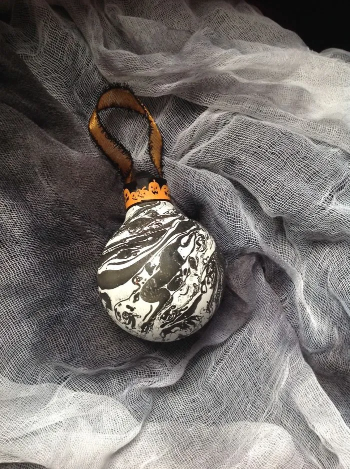 I Salvage Burnt Out Light Bulbs And Transform Them Into Hand-Painted Holiday Ornaments