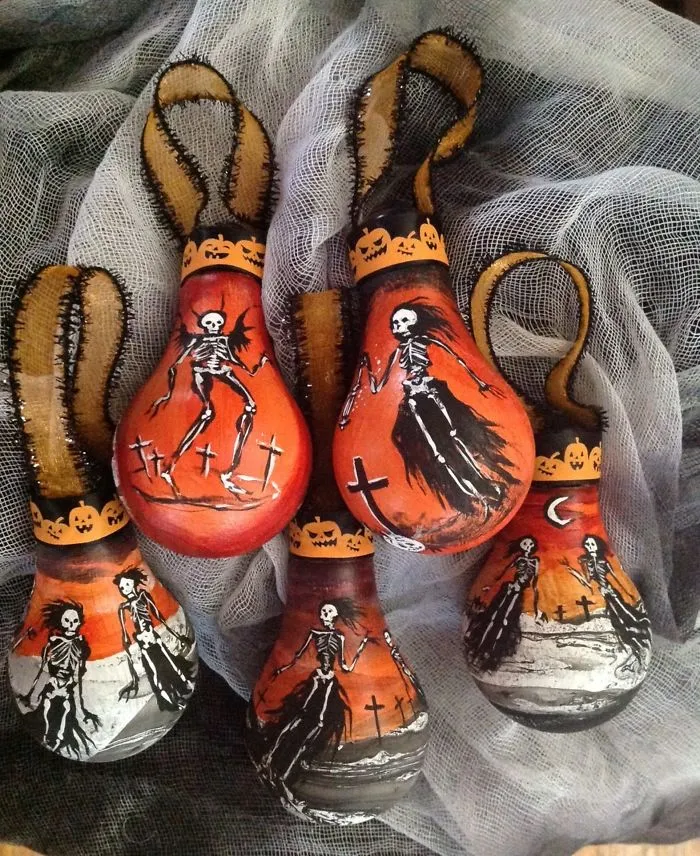 I Salvage Burnt Out Light Bulbs And Transform Them Into Hand-Painted Holiday Ornaments