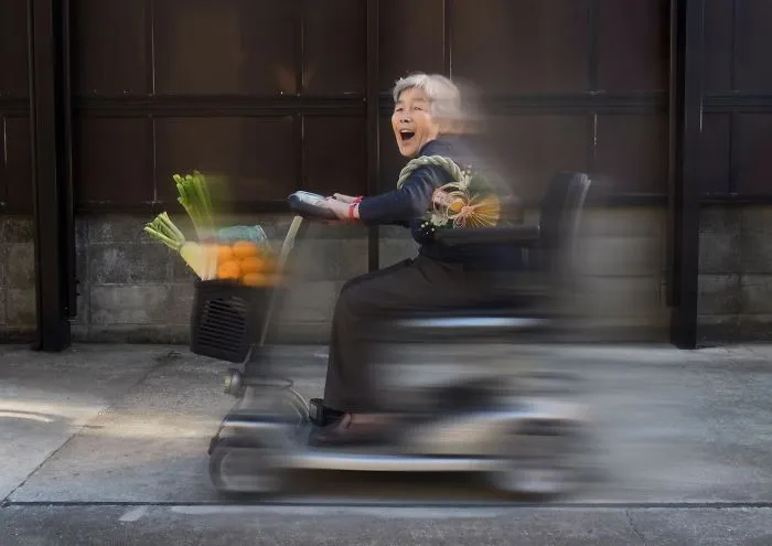 Esta abuela japonesa de 90 años descubre la fotografía y no puede dejar de hacerse divertidos autorretratos (Nuevas imágenes)
