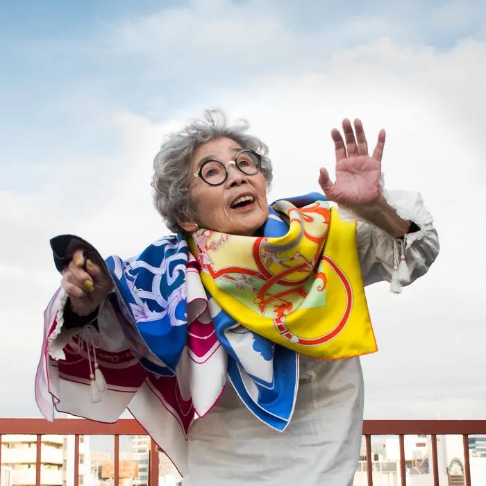 Esta abuela japonesa de 90 años descubre la fotografía y no puede dejar de hacerse divertidos autorretratos (Nuevas imágenes)