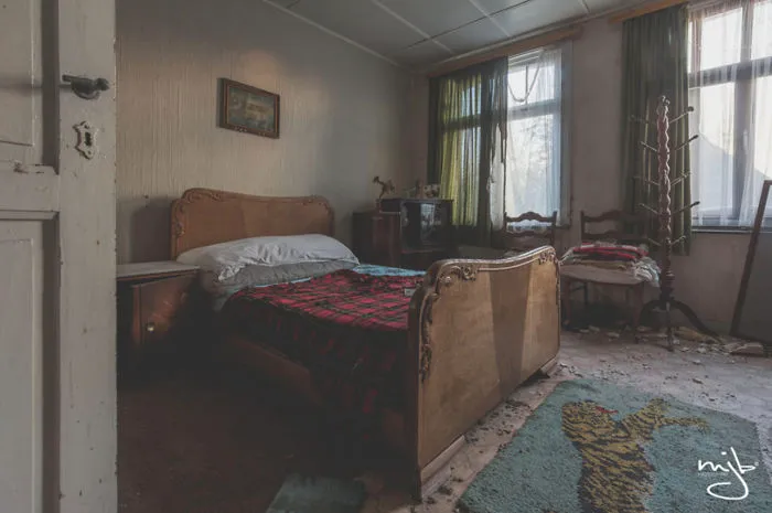 I Photographed The Best-Kept Bedroom Secrets Of All Times