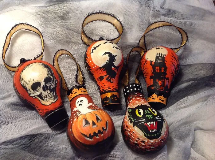 I Salvage Burnt Out Light Bulbs And Transform Them Into Hand-Painted Holiday Ornaments