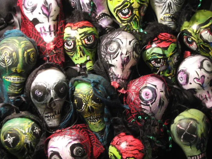 I Salvage Burnt Out Light Bulbs And Transform Them Into Hand-Painted Holiday Ornaments