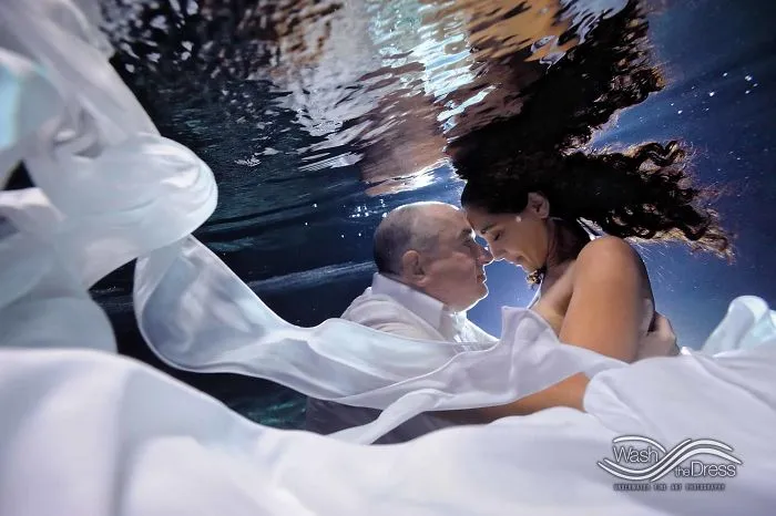 I’ve Been Photographing Couples Underwater For 21 Years And Here Are My Favorite Shots