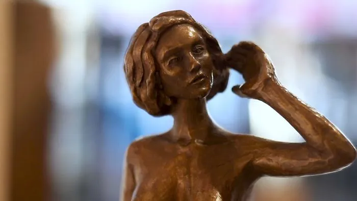Female Sculptor Portrays The Real Female Body