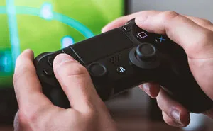 Son Starts Sharing His Dad's Hilarious Reactions To Video Games And His Dad Jokes Are Cracking Everyone Up
