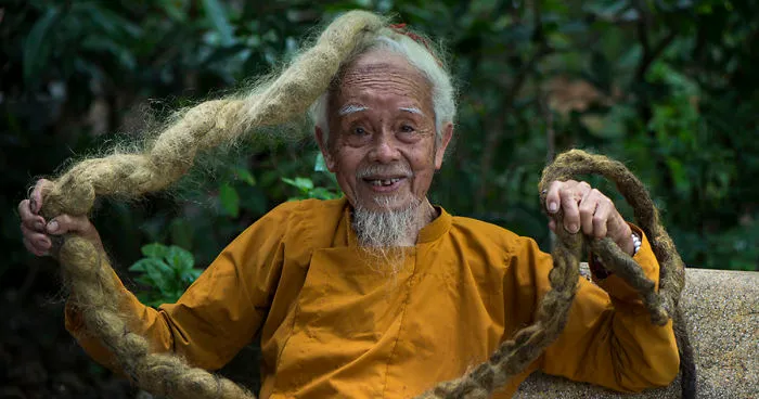 I Photographed Mr. Chien, A Man With 4-Meters-Long Hair