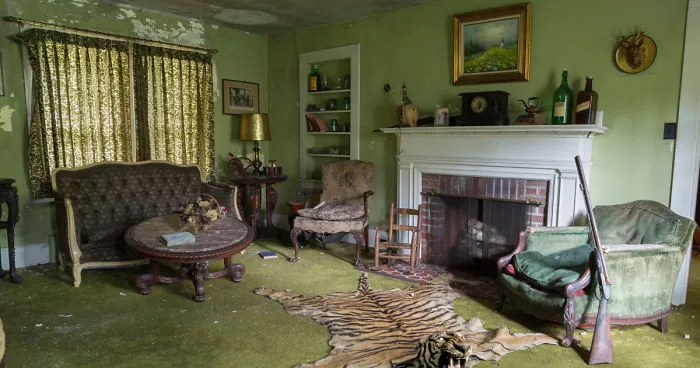 I Photographed This Abandoned House In New York And What I Found Inside Was Shocking