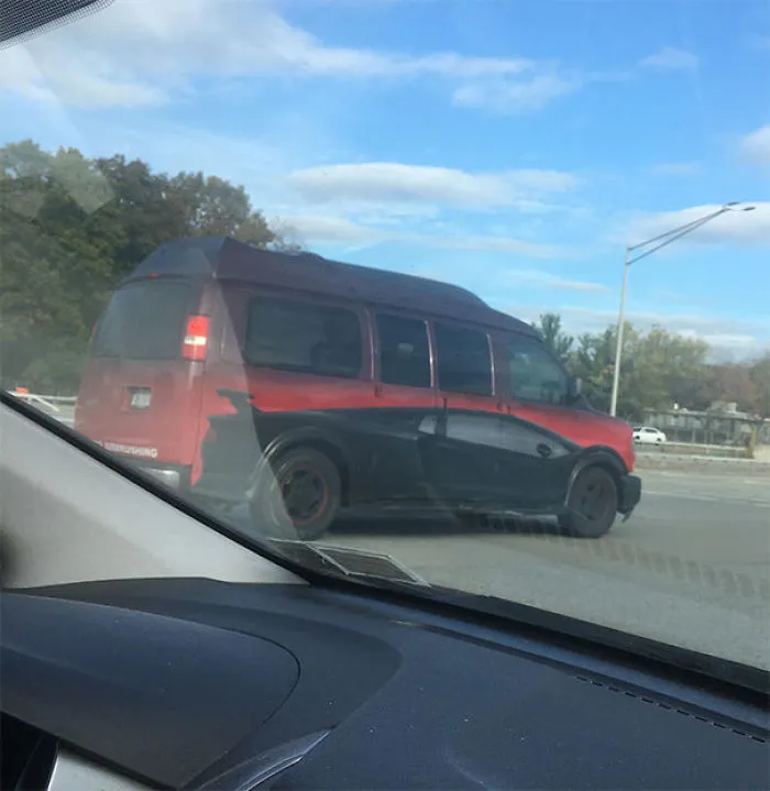 Camioneta pintada para parecer un deportivo
