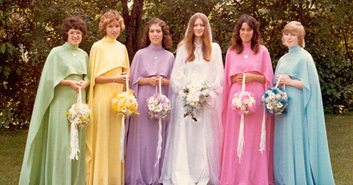15+ Vestidos ridículos de antiguas damas de honor que muestran lo mucho que cambian los tiempos
