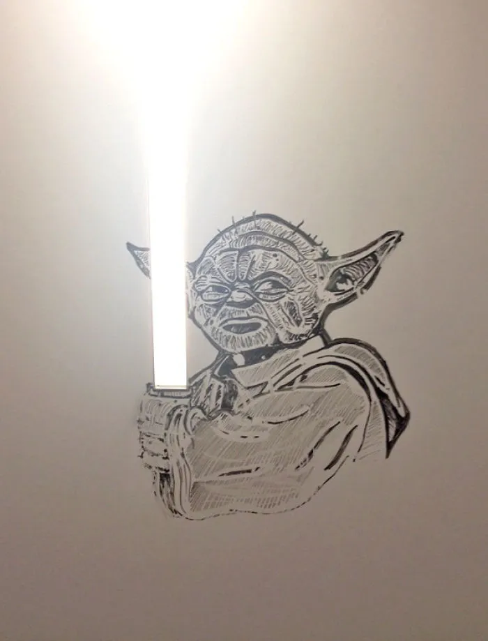Esta nueva oficina tiene paredes en las que se puede pintar y borrar. Alguien ha hecho esto junto a una lámpara