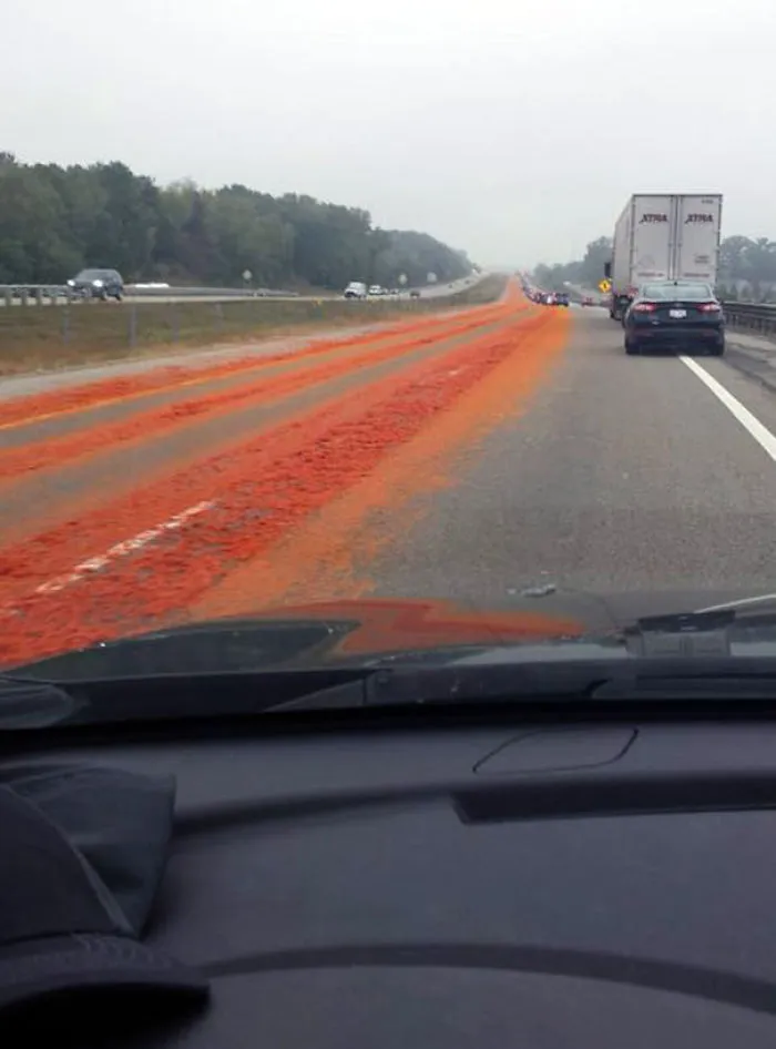El conductor del camión olvidó cerrar la puerta trasera. Llevaba tomates