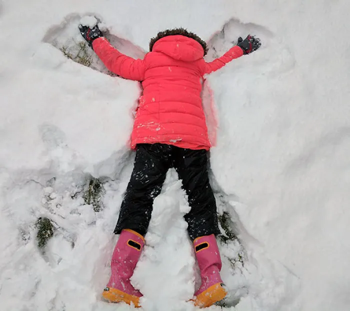Les expliqué a mis hijos como hacer ángeles en la nieve, pero olvidé un detalle importante