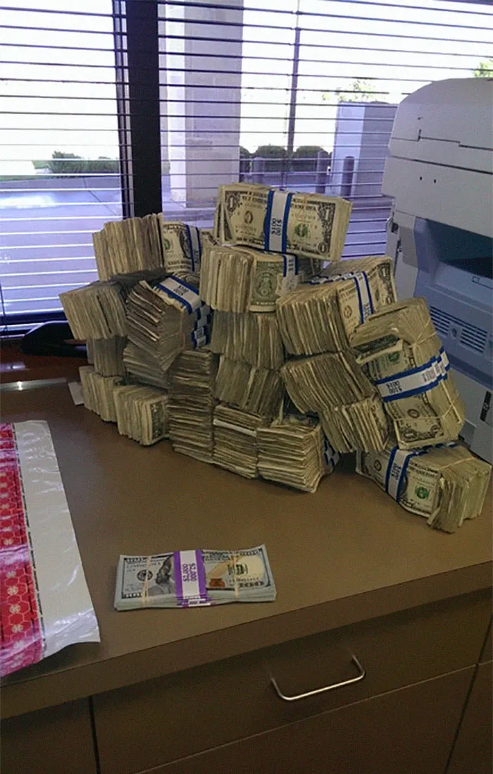 In Case You Wondered, Here's The (Size) Difference Between $10,000 In 1's, And 100's