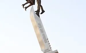 Sculptor Zirak Mira Unveils ‘Love And Culture’ Statue In Sulaimani