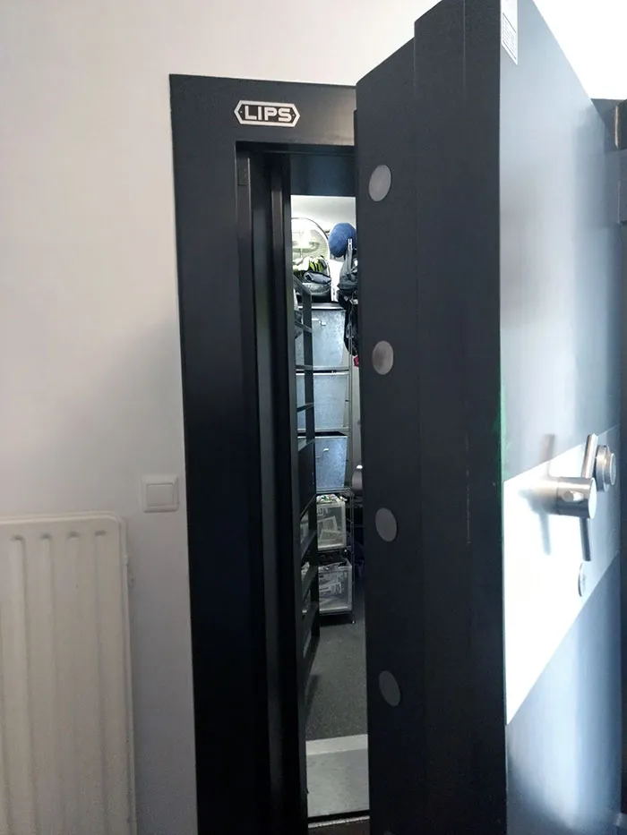 Mi casa solía ser un banco, así que usamos la caja fuerte para almacenar cosas