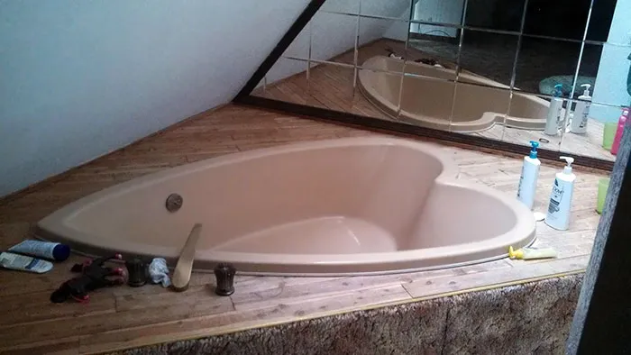 Me he mudado a una casa de los 70 con detalles que parecen de película porno