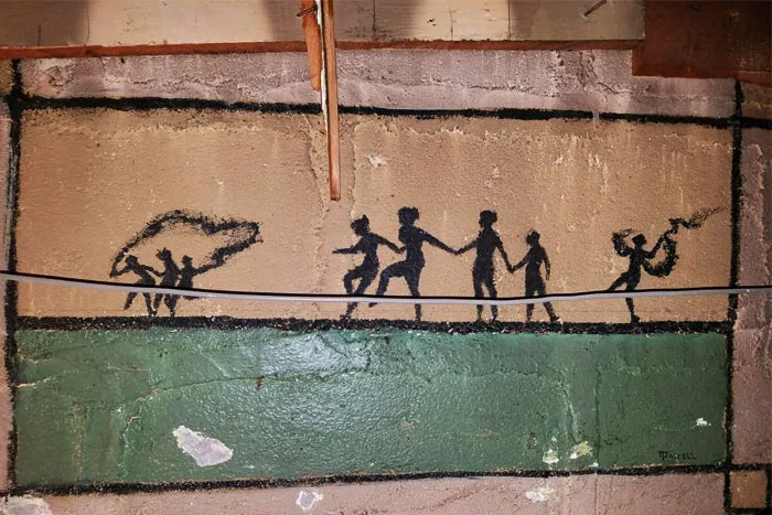 Renovando el sótano encontramos esta pintura sobre el cemento tras la pared