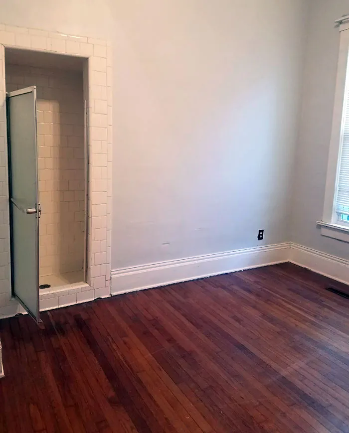Esta casa que miramos tenía una ducha en la habitación de invitados