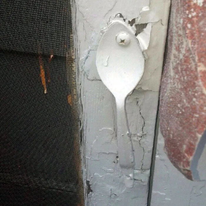 Acabo de descubrir que la manija de la puerta trasera de mi casa es una cuchara