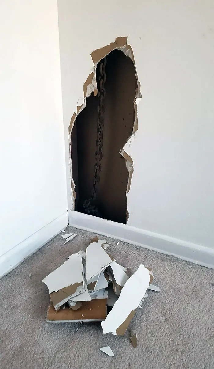 Dentro de la pared hay una cadena enorme. La casa es de los años 30