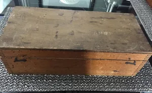 Este hombre compró una caja misteriosa en un rastrillo por 4£, y su hijo pidió ayuda en internet para identificar el "tesoro" que tenía dentro