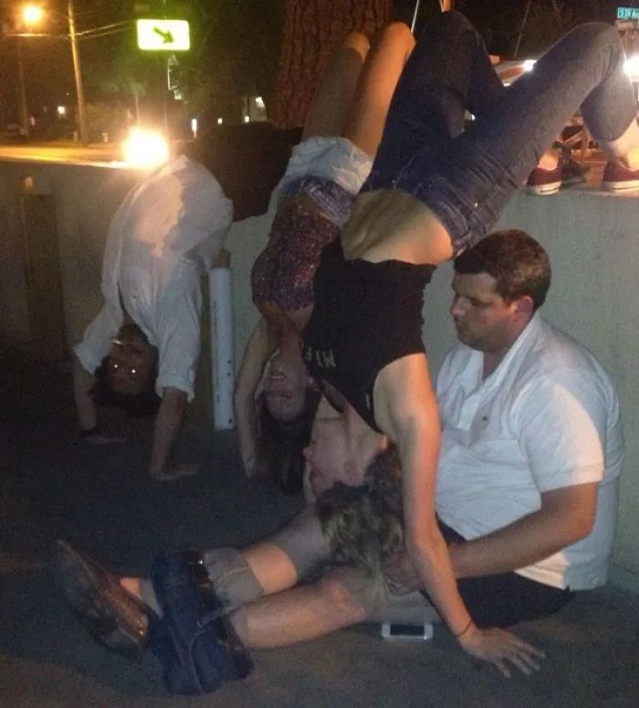 Tras cerrar nuestro bar, encontramos a este tipo durmiendo la mona con los pantalones bajados. Nos hicimos esta foto con nuestro móvil y con el suyo y luego le despertamos y le metimos en un taxi