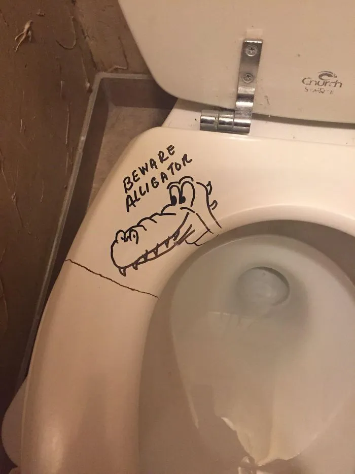Se ha rajado el asiento del retrete y mi padre ha puesto un aviso porque "pellizca"