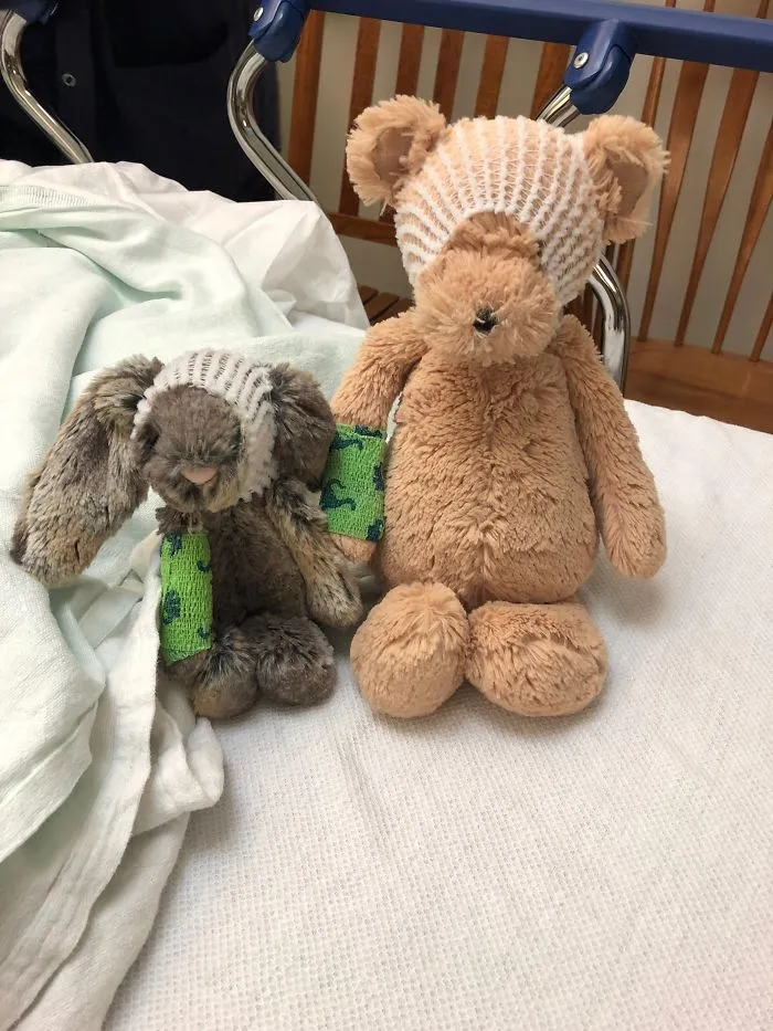 Las enfermeras envolvieron la cabeza de los peluches de mi hijo con el mismo vendaje que él lleva ahora tras su operación, así que despertó y los vio asi